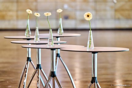 Stehtische in der Stadthalle Fürth, jeweils dekoriert mit kleinen Blumen für Veranstaltungen