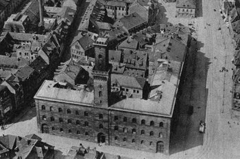 Historische Luftaufnahme des Rathauses in Fürth aus der Vogelperspektive