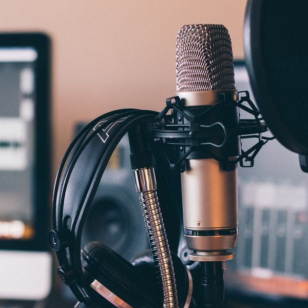 Ein professionelles Mikrofon steht bereit, um in der Tourist-Information Fürth eine neue Podcastfolge aufzunehmen