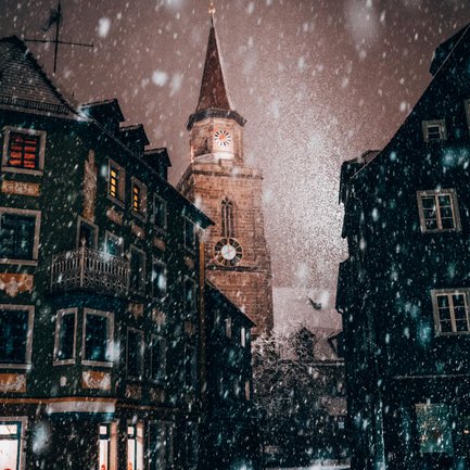 Abendlicher Schneefall in der Fürther Altstadt mit der Kirche St. Michael im winterlichen Licht