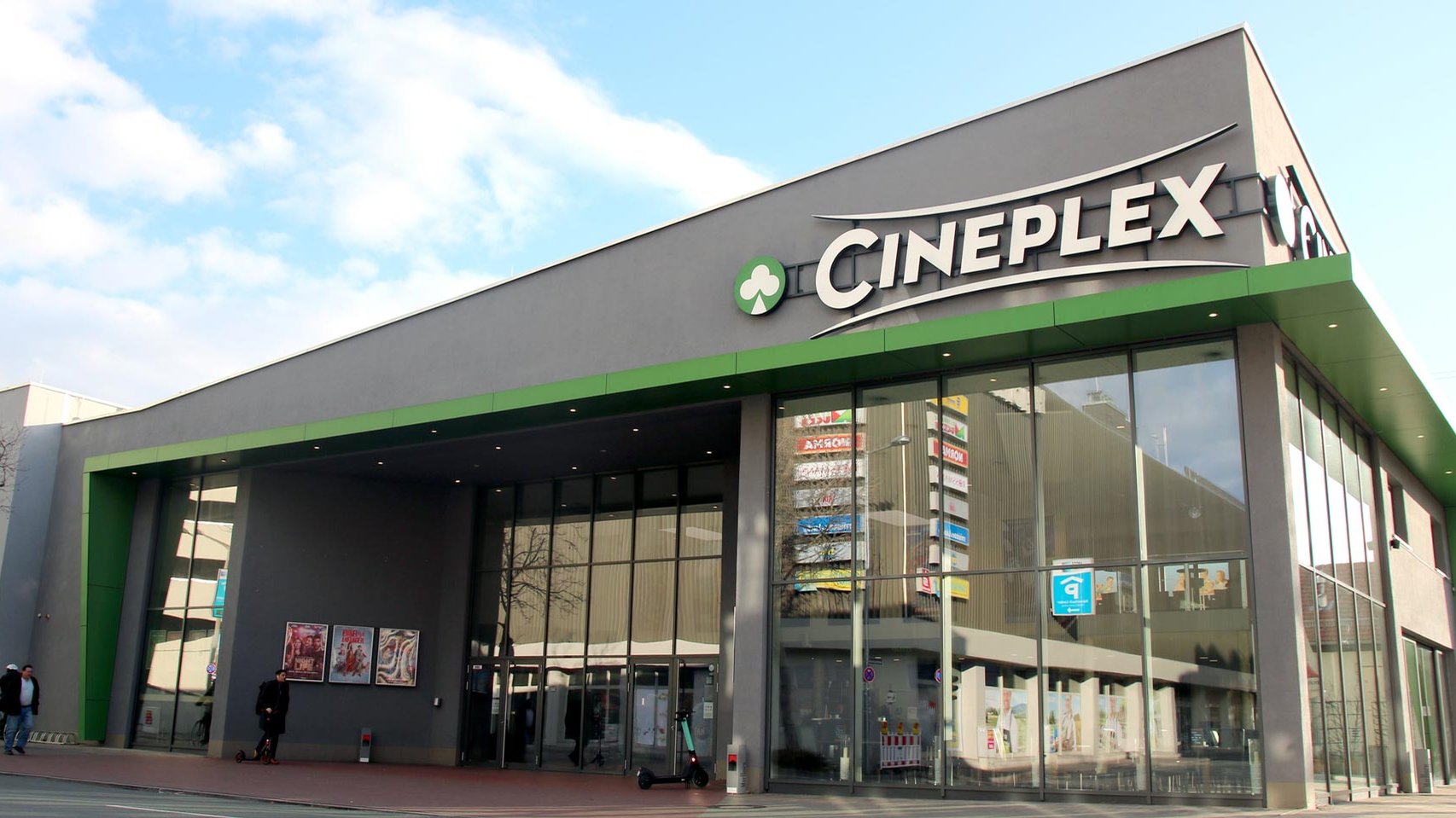 Eingangsbereich des Cineplex Kinos in Fürth mit großer Glasfassade.