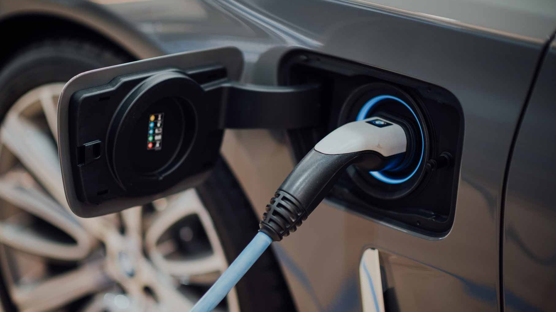 Elektroauto wird gerade geladen, Ladekabel ist eingesteckt und aktiv