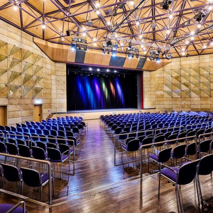 In der Fürther Stadthalle stehen geordnete Stuhlreihen bereit für die kommende Veranstaltung