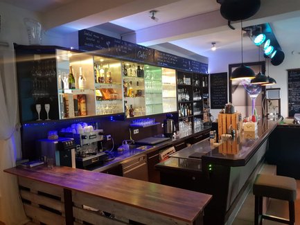 Bar im Alten Forsthaus Fürth mit verschiedenen Lichtstimmungen rustikal gemütlich und einladend