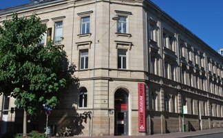 Blick auf das Stadtmuseum Fürth in der ehemaligen Ottoschule – historische Fassade und Eingang sichtbar