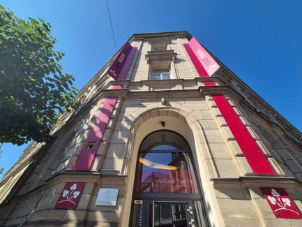 Nahaufnahme des Eingangs der ehemaligen Ottoschule mit historischer Fassade
