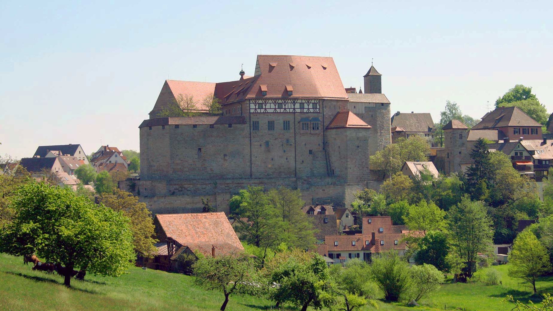 Außenansicht der Cadolzburg mit Mauern und Türmen