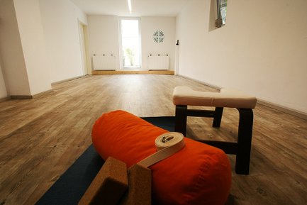 Leerer, lichtdurchfluteter Raum in der Matilde Fürth mit Holzparkett, ideal für Yoga und Seminare
