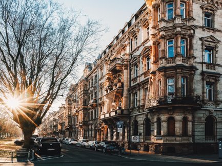 Die Hornschuchpromenade in Fürth im warmen Licht des Sonnenaufgangs mit ruhiger Atmosphäre