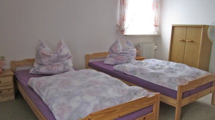 Ruhiges Schlafzimmer mit zwei Einzelbetten und praktischem Kleiderschrank