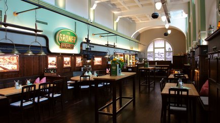 Bar in Fürth mit Sitzplätzen und Gästen in geselliger Atmosphäre