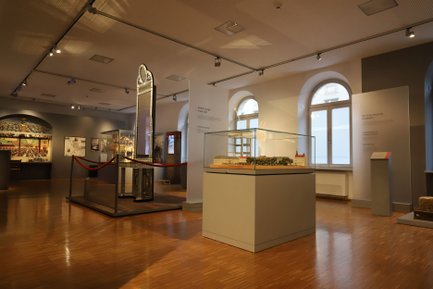 Barrierefreier Ausstellungsraum im Stadtmuseum Fürth mit Exponaten für Besucher:innen