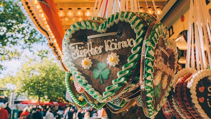 Lebkuchenherz mit der Aufschrift „Fürther Kärwa“, aufgehängt zum Verkauf auf dem Fest
