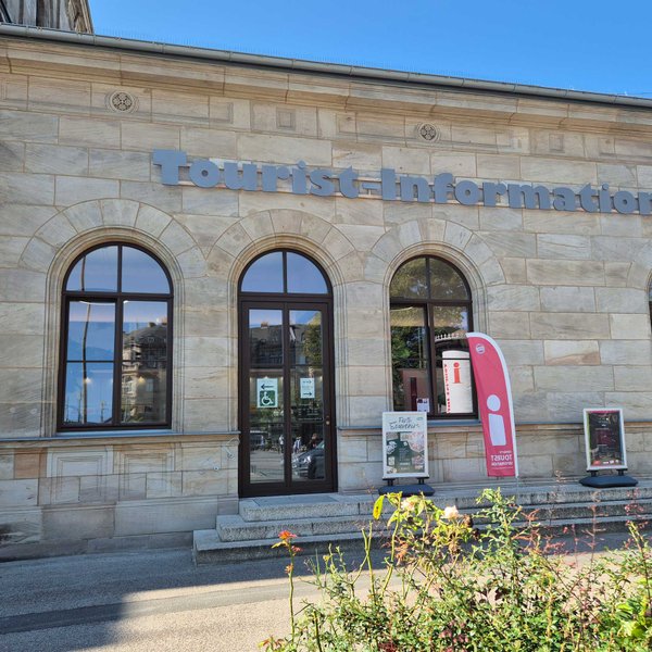 Eingang der Tourist-Information Fürth mit freundlichem Empfang für Besucher:innen
