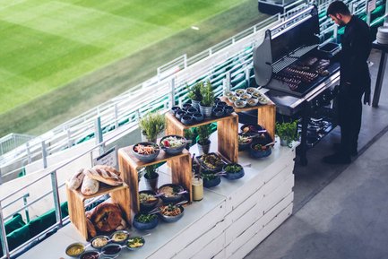 Catering auf Tribüne im Sportpark Ronhof mit Grill, Salaten, Gebäck, Brot, Marmelade und Vorspeisen