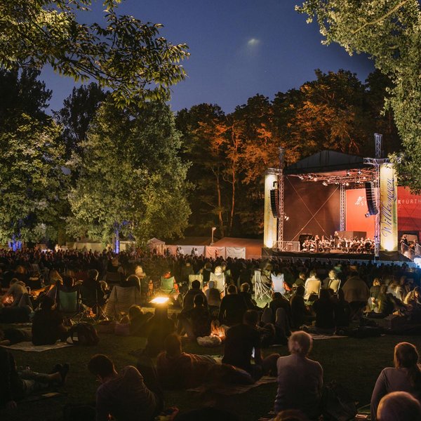 Besucher genießen bei der SpardaBank Classic Night ein sommerliches Open-Air-Konzert im Stadtpark.