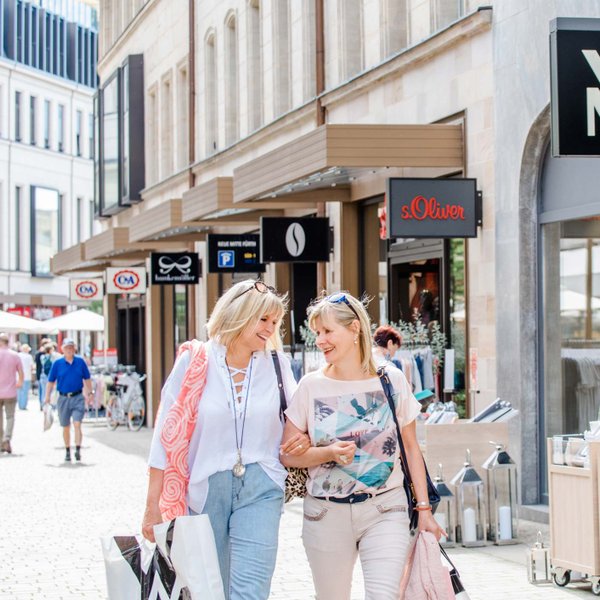 Zwei Frauen beim Shopping in der Neuen Mitte in Fürth, unterwegs zwischen Geschäften der Innenstadt
