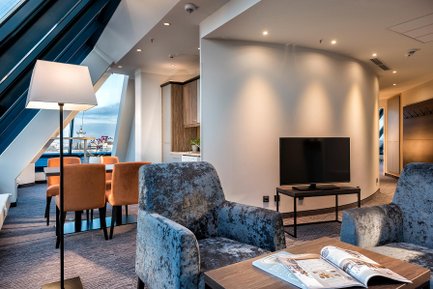 Großes Zimmer im Excelsior Hotel Nürnberg Fürth mit mehreren Sitzgelegenheiten und eigener Küche