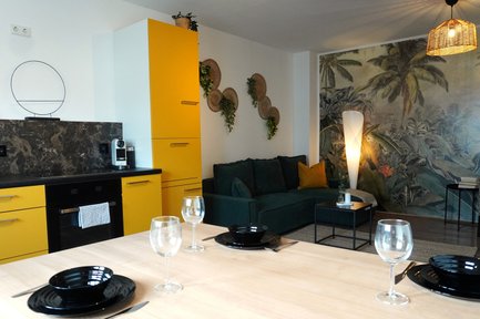 Stilvolle Wohnküche in der Ferienwohnung Feld & Flair in Fürth mit moderner Ausstattung