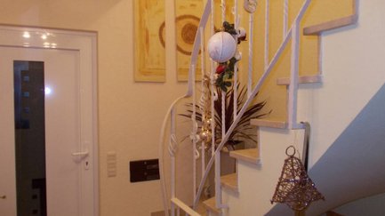 Dekorativ gestaltetes Treppenhaus im Apartment Angelika in Fürth