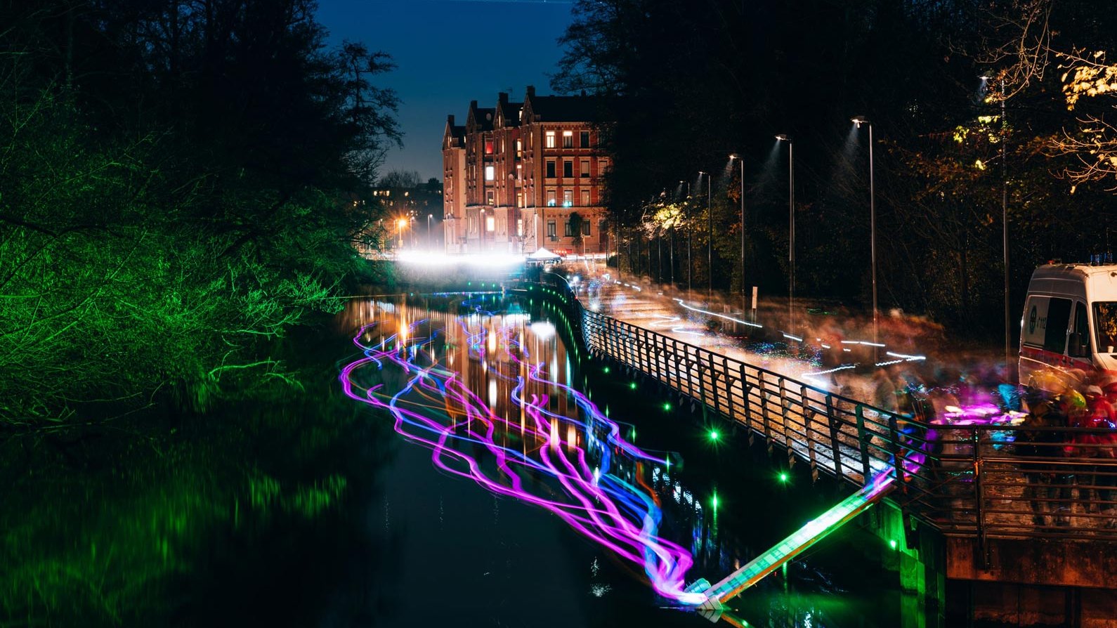 Kunstvolle Lichtinstallation mit Papierbooten auf der Rednitz bei der Veranstaltung Glanzlichter.