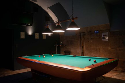 Billiardtisch im Kellergewölbe von Castros Bar mit Sandsteinwänden und gemütlichem Ambiente