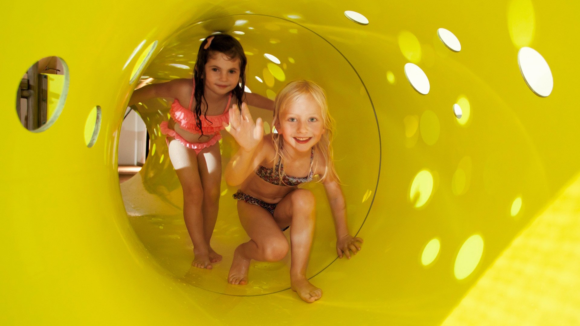Zwei Kinder erkunden eine große Röhre im Fürthermare Erlebnisbad.