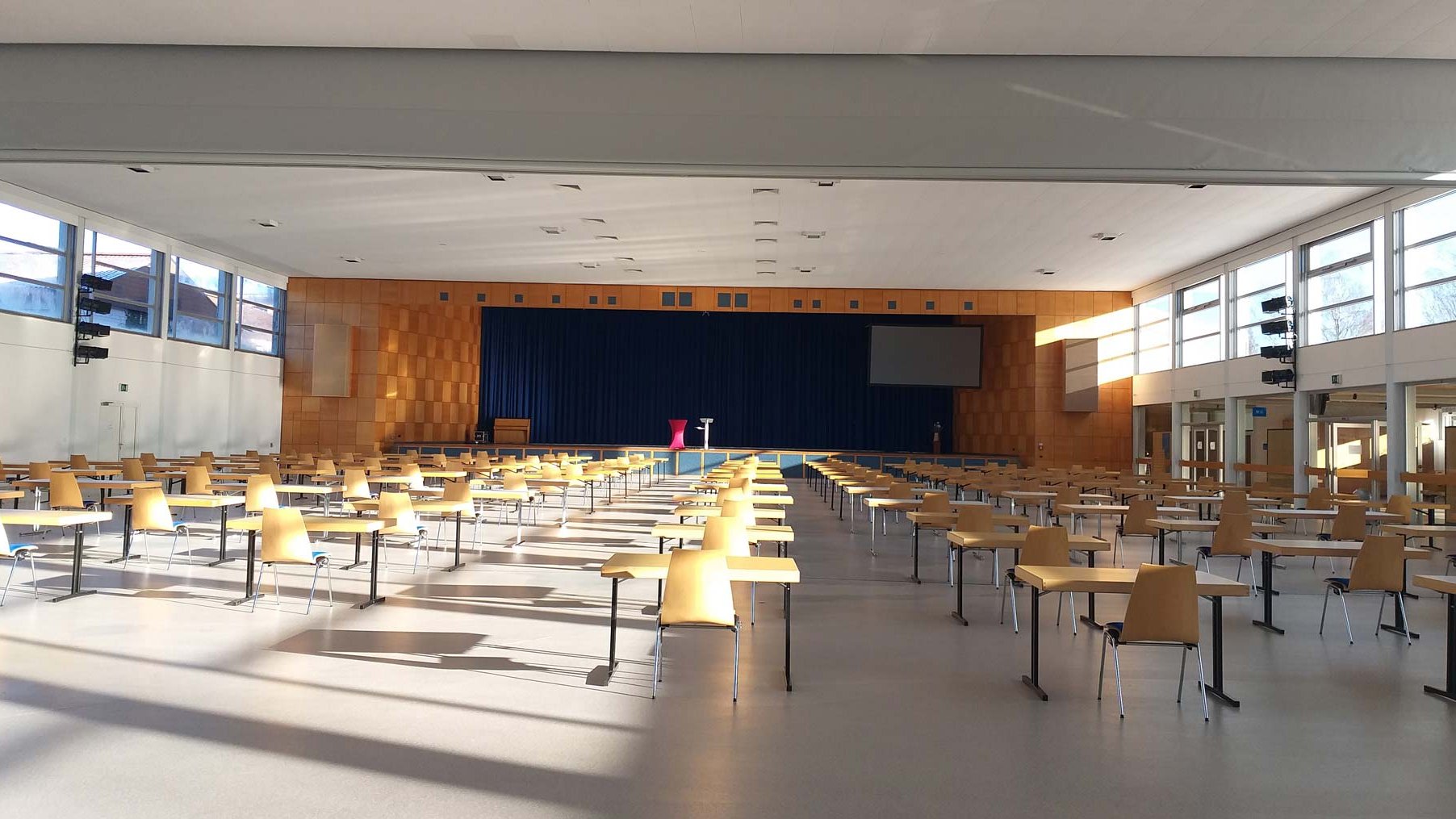 Helle, bestuhlte Halle der Diakonie Gemeinschaft Puschendorf mit Blick Richtung Bühne