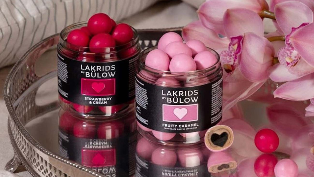 Edle Lakritz auf dekoriertem Tablet mit Blumen, präsentiert im stilvollen Ambiente des Deinheims.