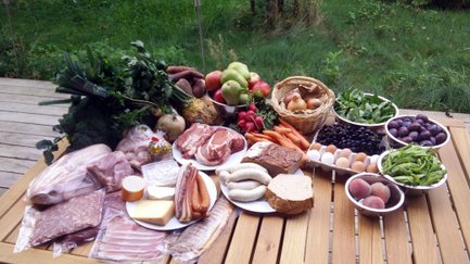 Gedeckter Tisch in Fürth mit frischem Gemüse, Wurst, Eiern und Käse