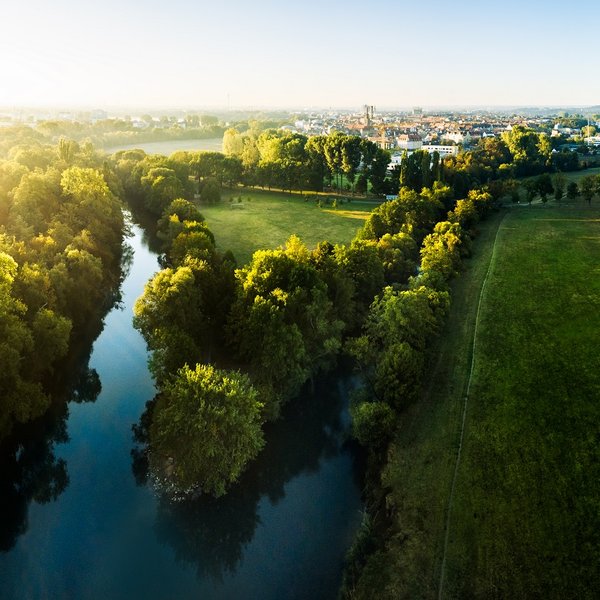 An der Fürther Spitz fließen Pegnitz und Rednitz zur Regnitz zusammen, umgeben von grünen Wiesenauen
