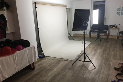 Arbeitsraum in der Matilde Fürth mit Scheinwerfern, Kleidung und Roll-Up Panel für Fotoshooting