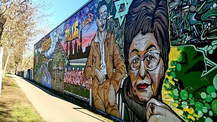 Buntes Graffitikunstwerk auf der Rückwand der Fürther Feuerwehr über mehrere Meter