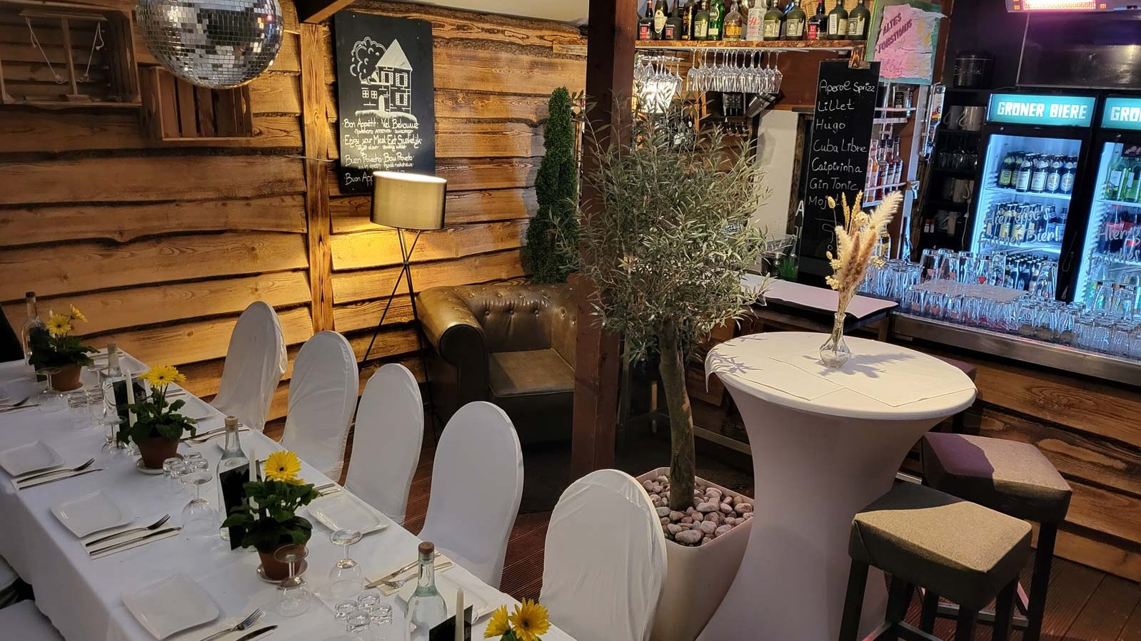 Rustikaler Innenraum im Alten Forsthaus mit schön gedecktem Tisch in feierlicher Atmosphäre