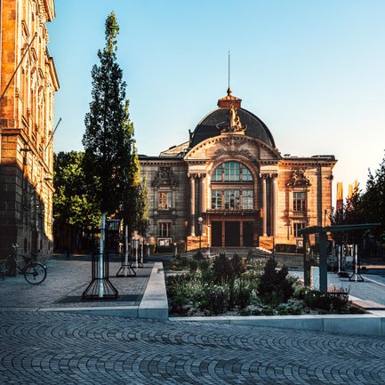 Die Sonnenstrahlen lassen die Fassade des Stadttheaters Fürth warm erstrahlen und betonen ihre Details