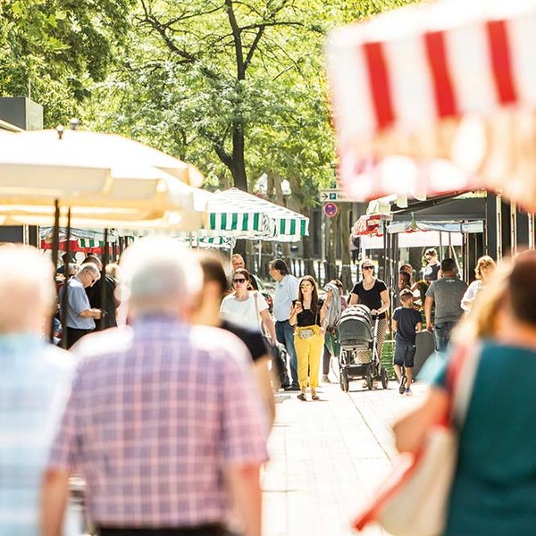 Besucher auf dem Fürther Markt in Fürth zwischen Gemüseständen und gastronomischen Angeboten