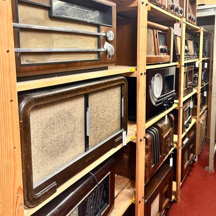 In Regalen des Fürther Rundfunkmuseums stehen zahlreiche historische Radios dicht an dicht nebeneinander