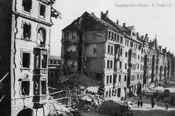 Ein beschädigtes Wohnhaus in der Fürther Südstadt nach einem Luftangriff im Zweiten Weltkrieg