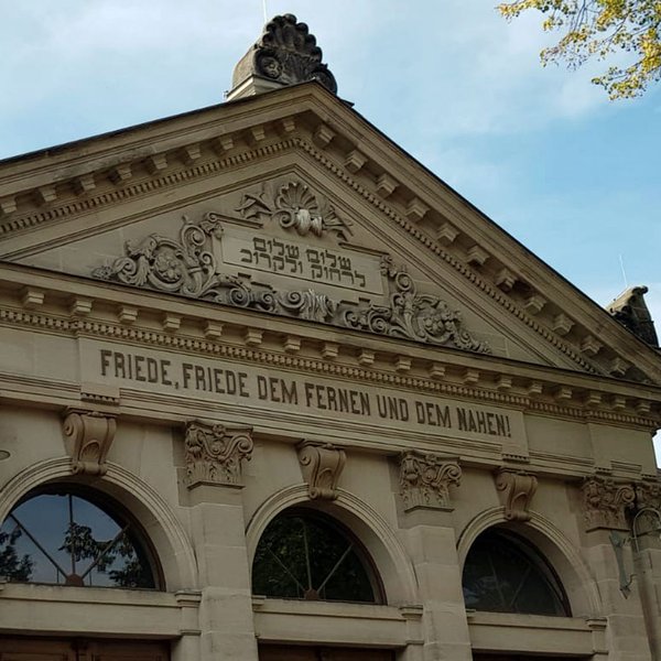 Historisches Gebäude mit Inschrift auf dem neuen jüdischen Friedhof in Fürth, elegante Fassade.