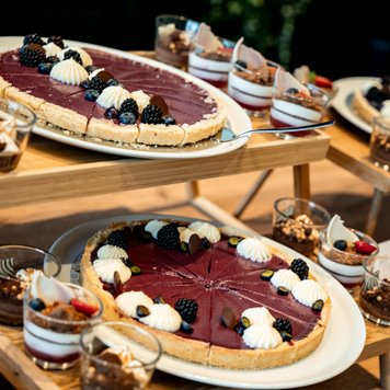 Geschmackvoll angerichtete Kuchen und Dessert-Gläser