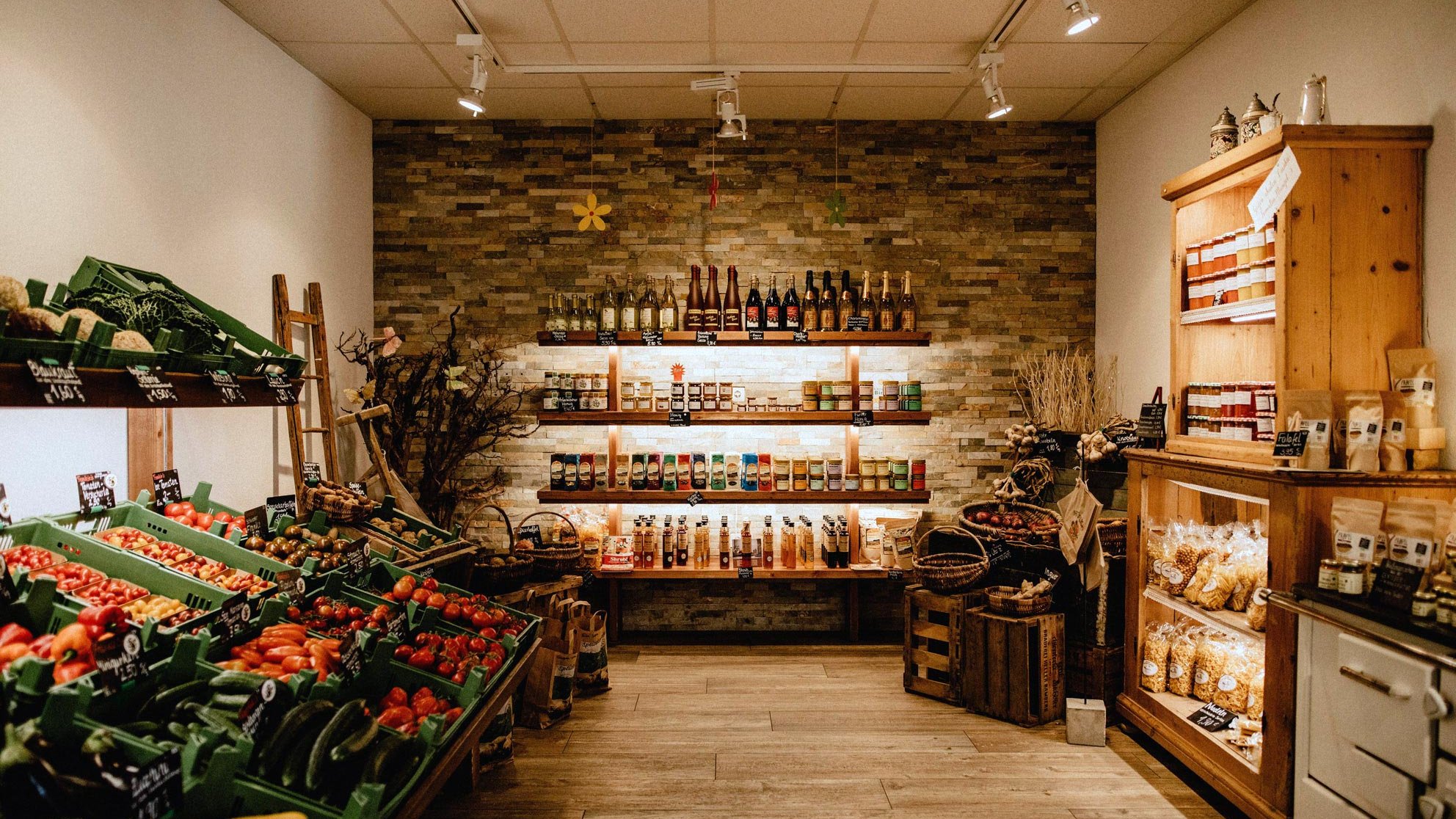 Frankie's Hofladen bietet eine große Auswahl an regionalen Produkten in Körben und Kisten an.