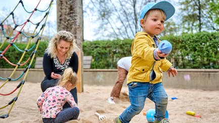 Kinder spielen auf einem Spielplatz in Fürth mit verschiedenen Geräten im Freien