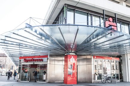 Haupteingang der Sparkasse Fürth, Partner der Tourist-Information Fürth im regionalen Netzwerk