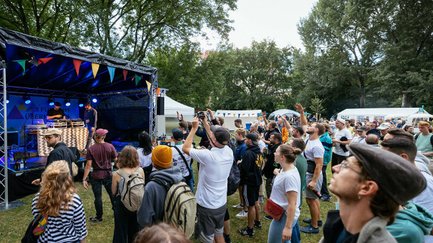 DJ legt auf, Besucher tanzen und genießen die Musik beim Fürth Festival.