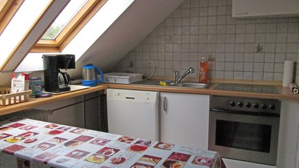 Küche der Ferienwohnung mit Küchenzeile und Esstisch im Fürther Landkreis