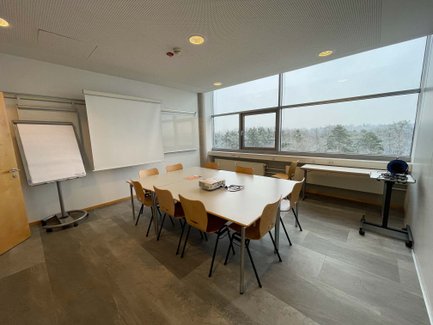 Moderner Tagungsraum im complex Fürth mit Flipchart, Beamer, Leinwand, Tisch und Stühlen