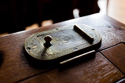 Messing-Medienfach mit verzierter Oberfläche und Kleeblattmotiv im Sitzungssaal des Rathauses Fürth