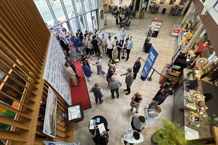 Eingangsfoyer im Cineplex Fürth mit wartenden Menschen, die zu einer Veranstaltung ins Kino möchten