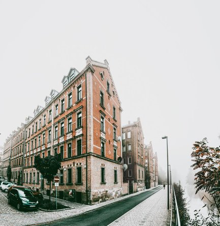 Nebel liegt über der Rednitz, schneebedeckte Wege führen entlang der Uferpromenade zu den kißkaltschen Häusern.