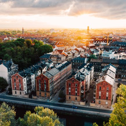 Morgenlicht über der Fürther Innenstadt mit den kißkaltschen Häusern und den Türmen von Rathaus und St. Michael